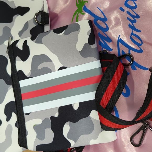 Grey Camo Neoprene Crossbody Purse Brand New - Picture 2 of 15